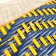 Petite tablette d’appoint en rotin jaune et bleu marine