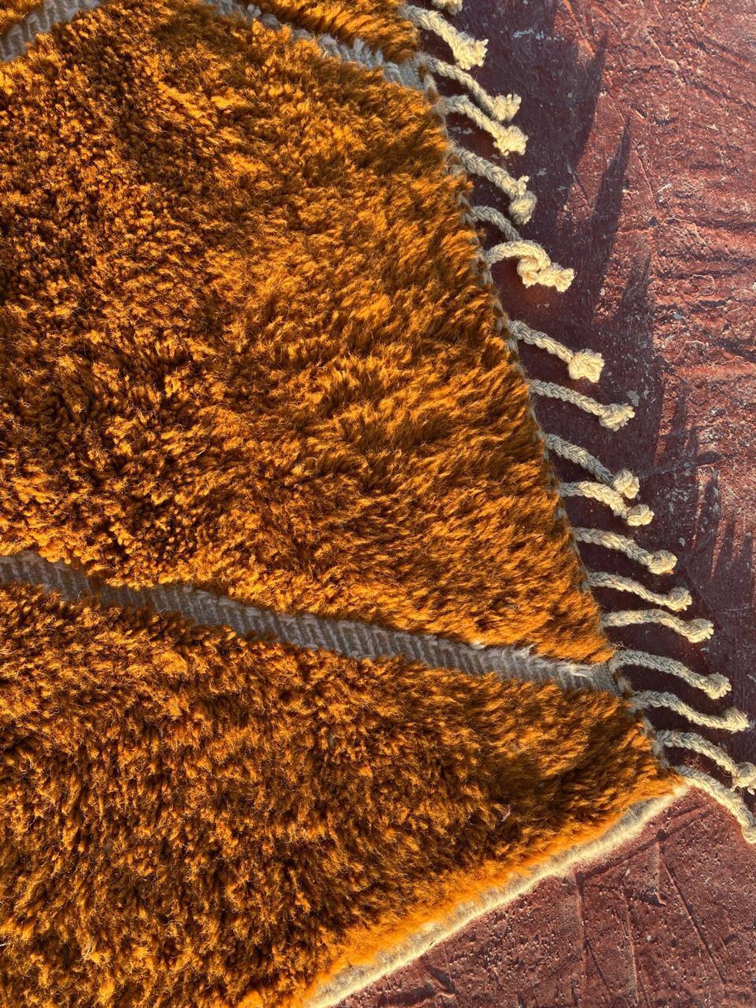 Tapis berbère Beni Ouarain 240x200 cm – Laine épaisse ocre motifs tribaux