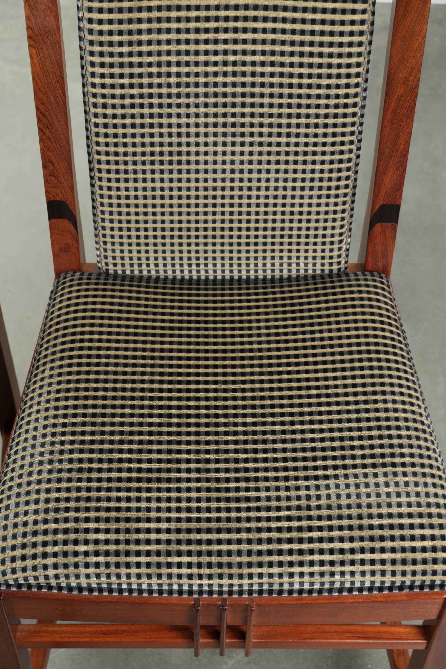 Ensemble de 4 chaises de salle à manger au design Art Déco avec un revêtement en tissu luxueux.