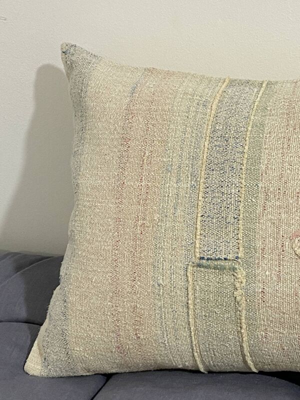 Coussin en toile ancienne style Kilim