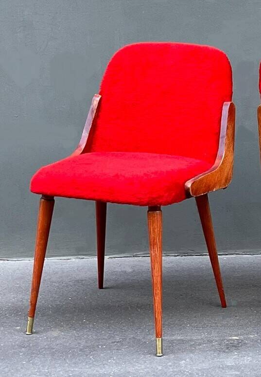 chaise années 60 en fausse fourrure et bois vernis