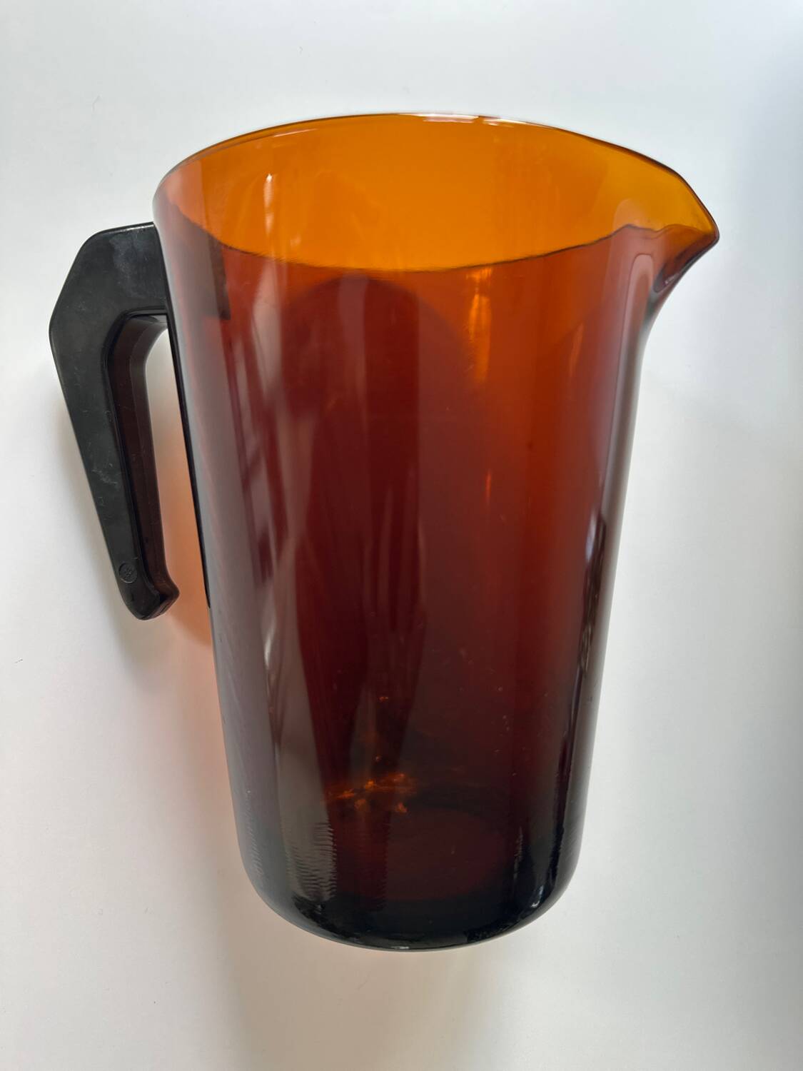 Pichet Vereco en verre ambré