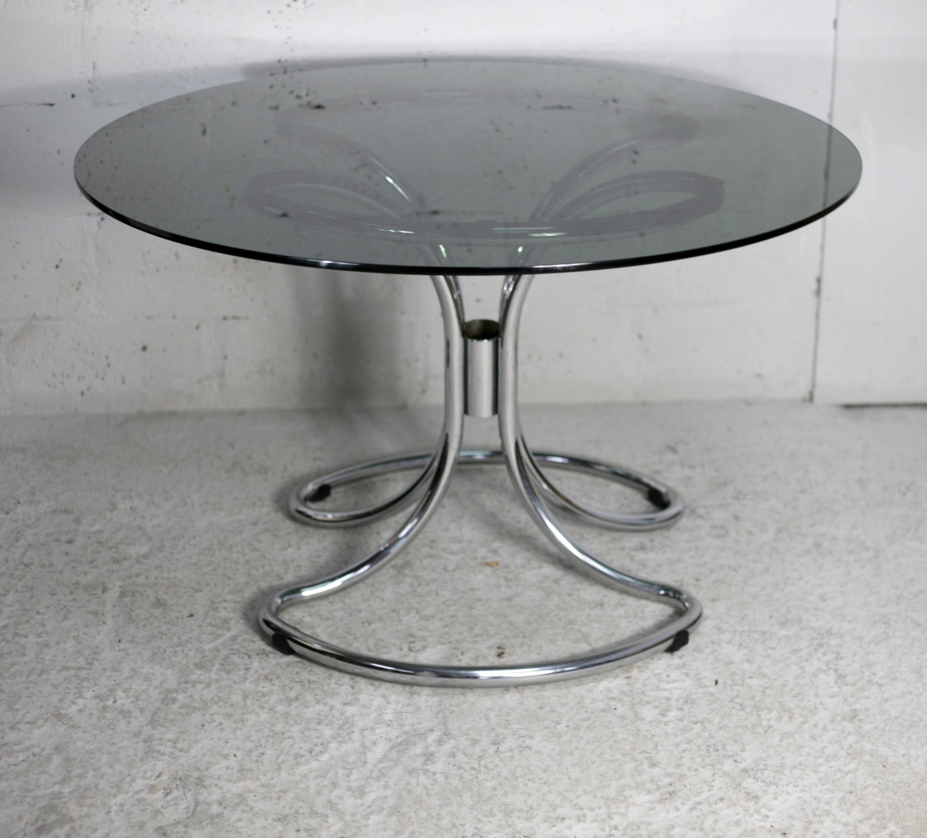 Table style Gastone Rinaldi, Italie, circa 1970. Acier chromé et dalle verre fumé.