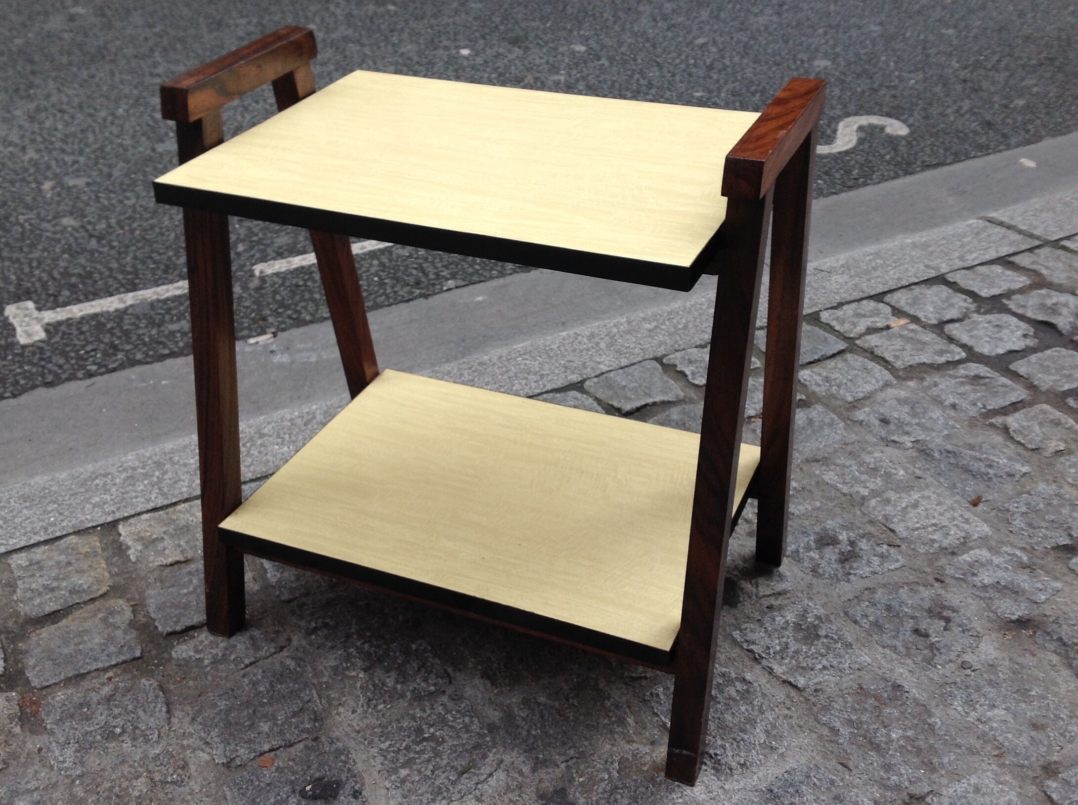 Table d'appoint en bois et formica
