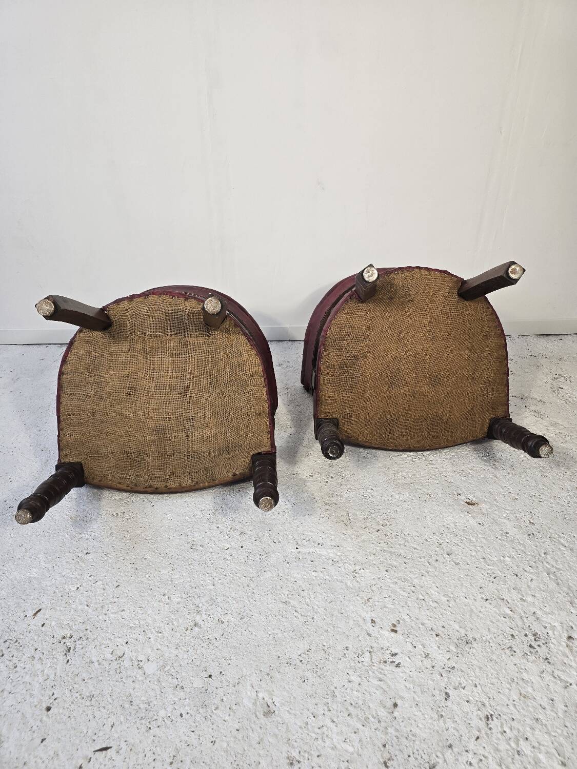 Pair of barrel chairs in turned wood and burgundy leather – Productio