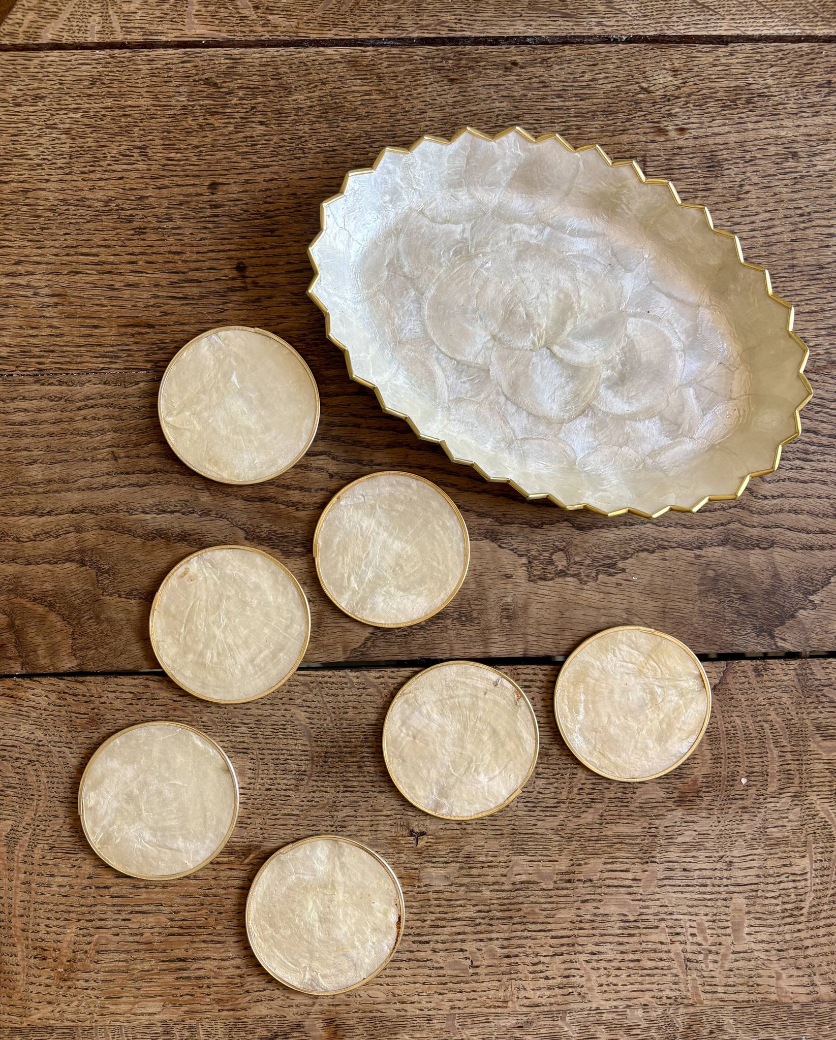 Lot of mother-of-pearl aperitif items, 7 coasters and a dish.