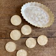Lot of mother-of-pearl aperitif items, 7 coasters and a dish.