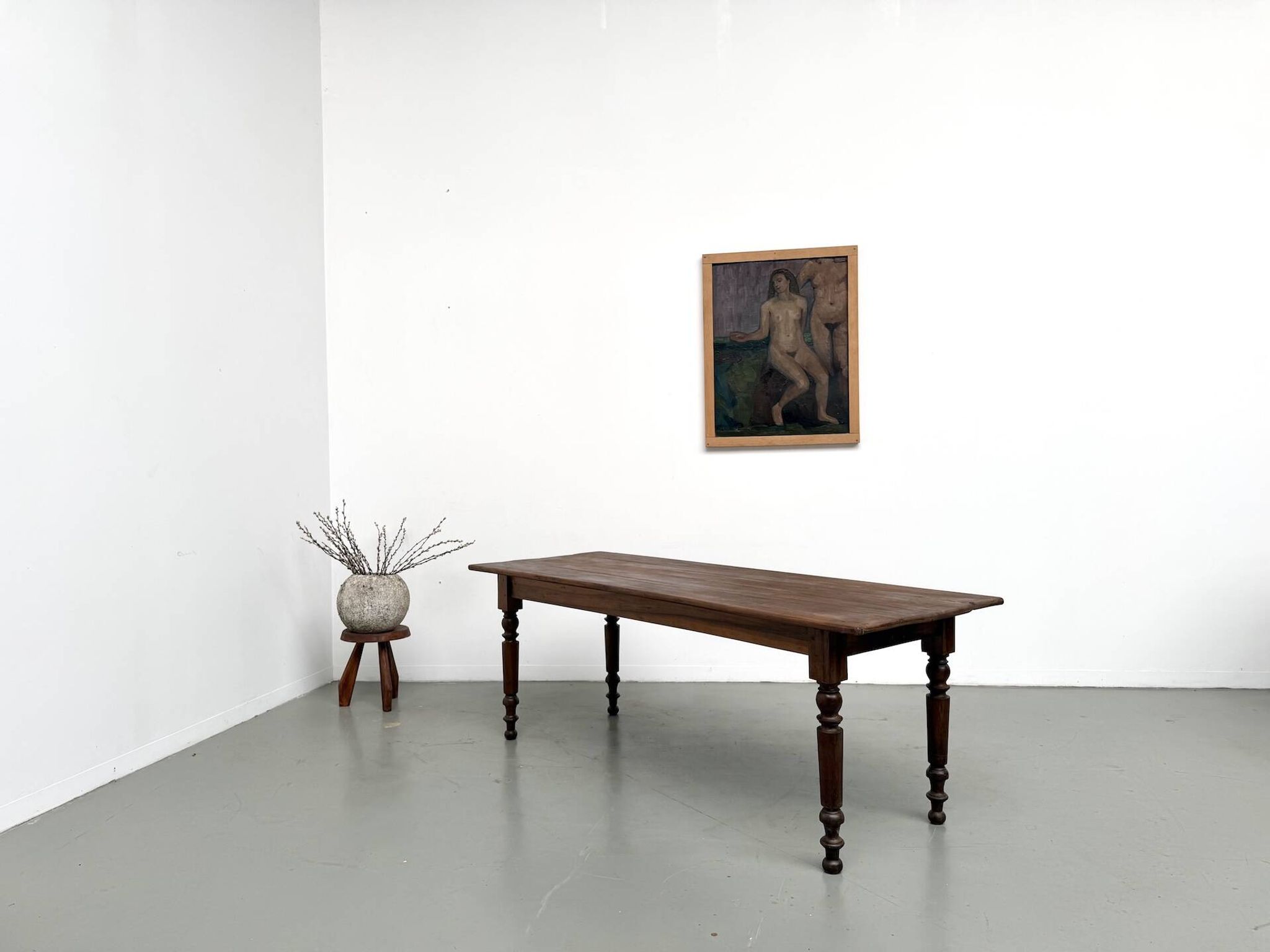 Table de ferme en noyer massif, pieds tournés, 1920