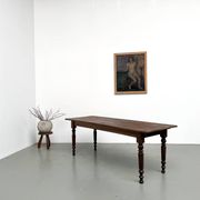 Table de ferme en noyer massif, pieds tournés, 1920