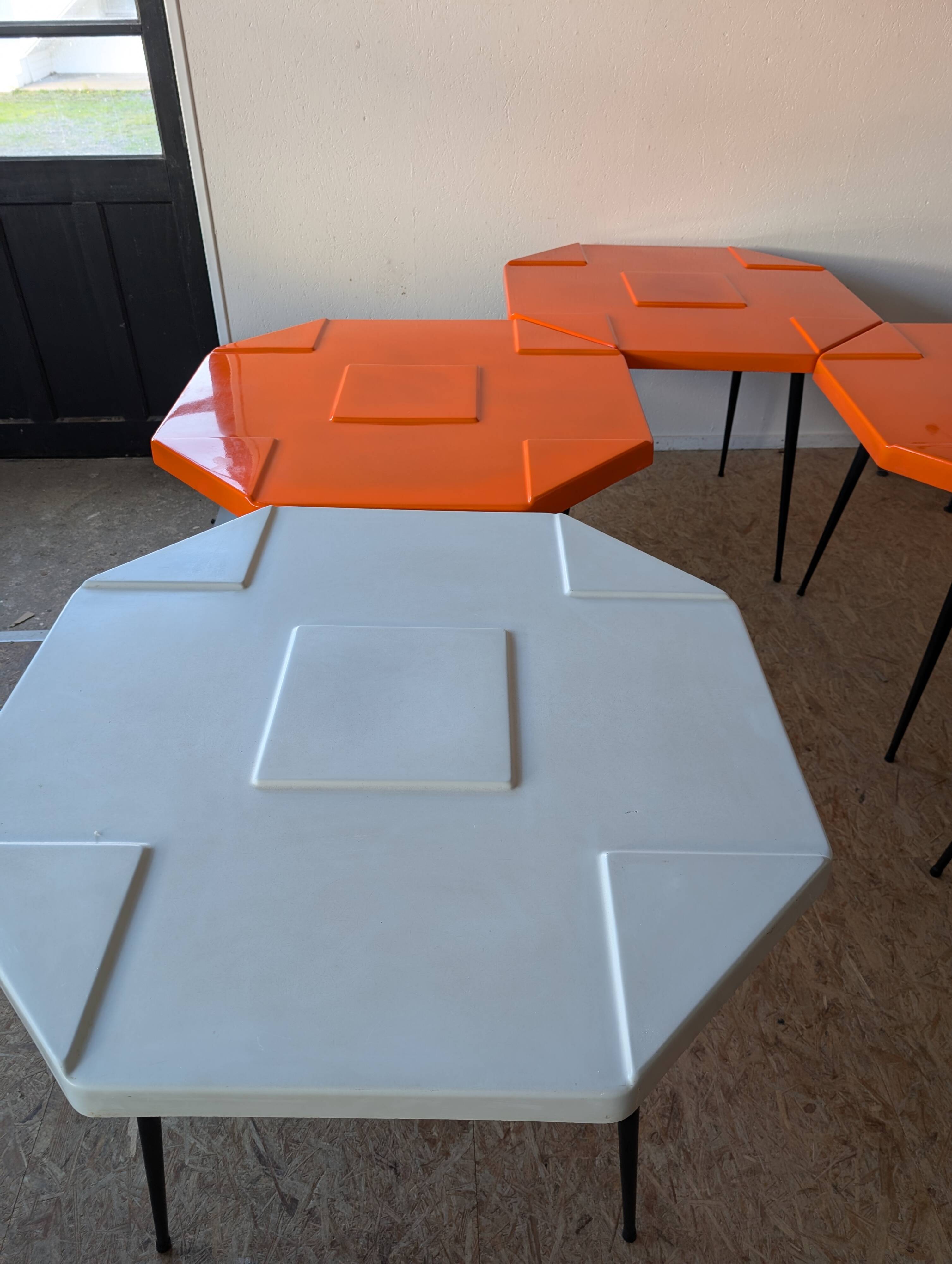 Set of 15 fibreglass tables from the 70s (11 orange and 4 grey) space age