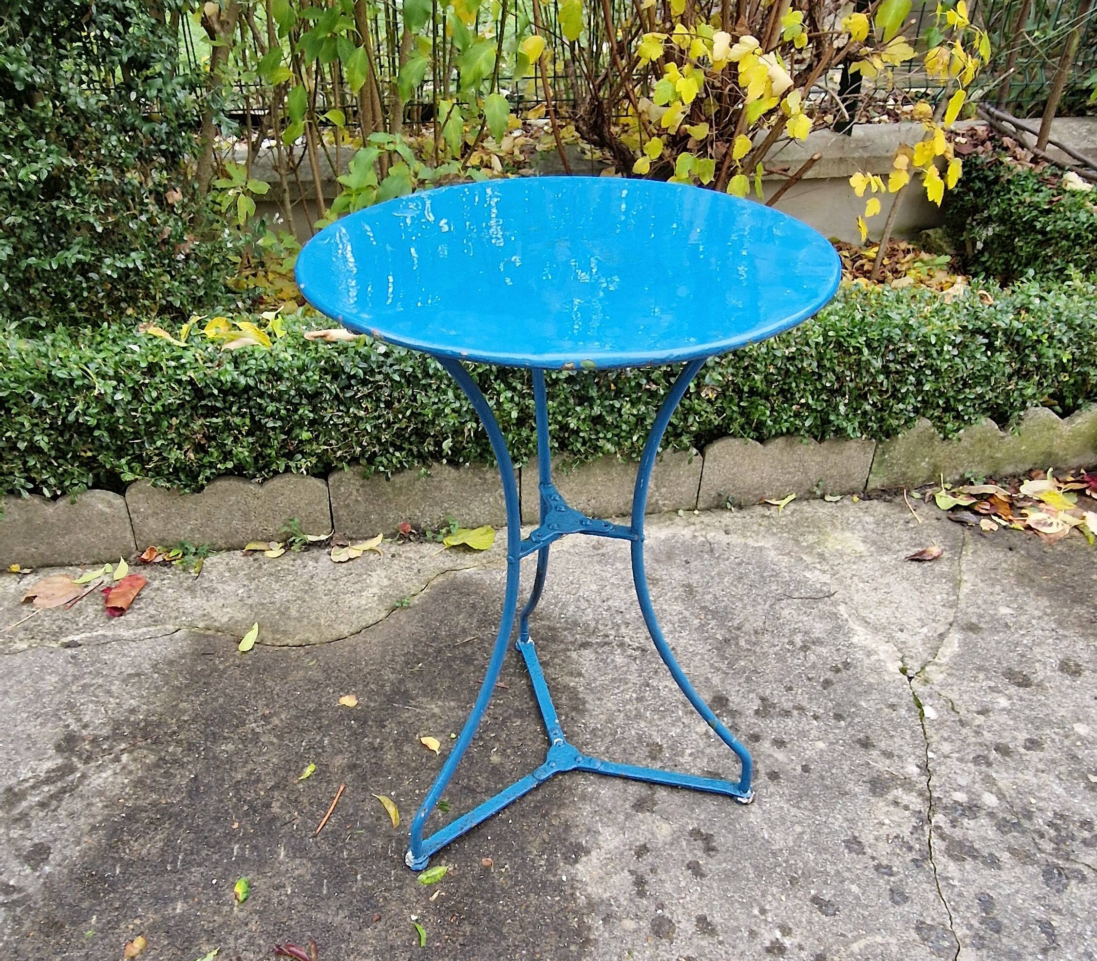 Guéridon / petite table de jardin ancienne en métal bleue