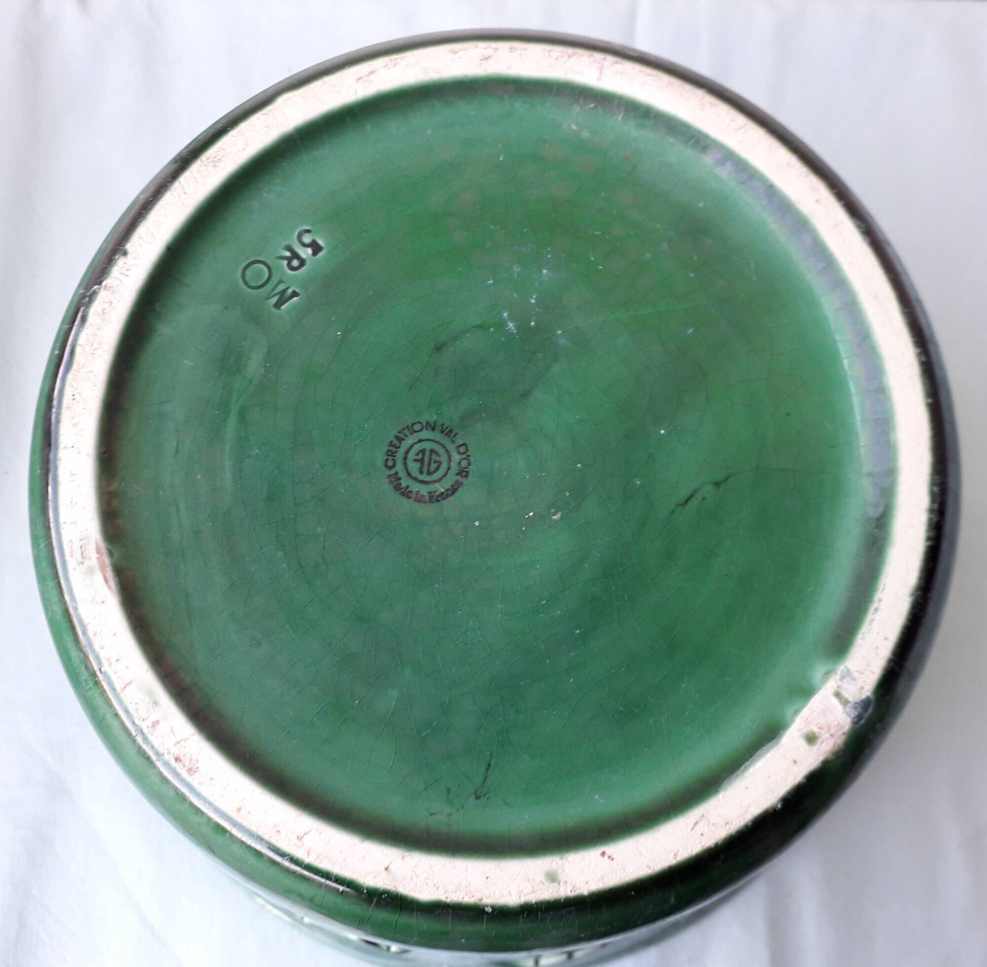 Green ceramic cache-pot
