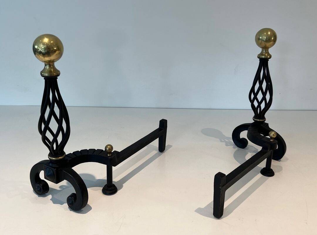 Paire de Chenets en Fer Forgé à Montants en Cage Torsadée et Boules de Lait