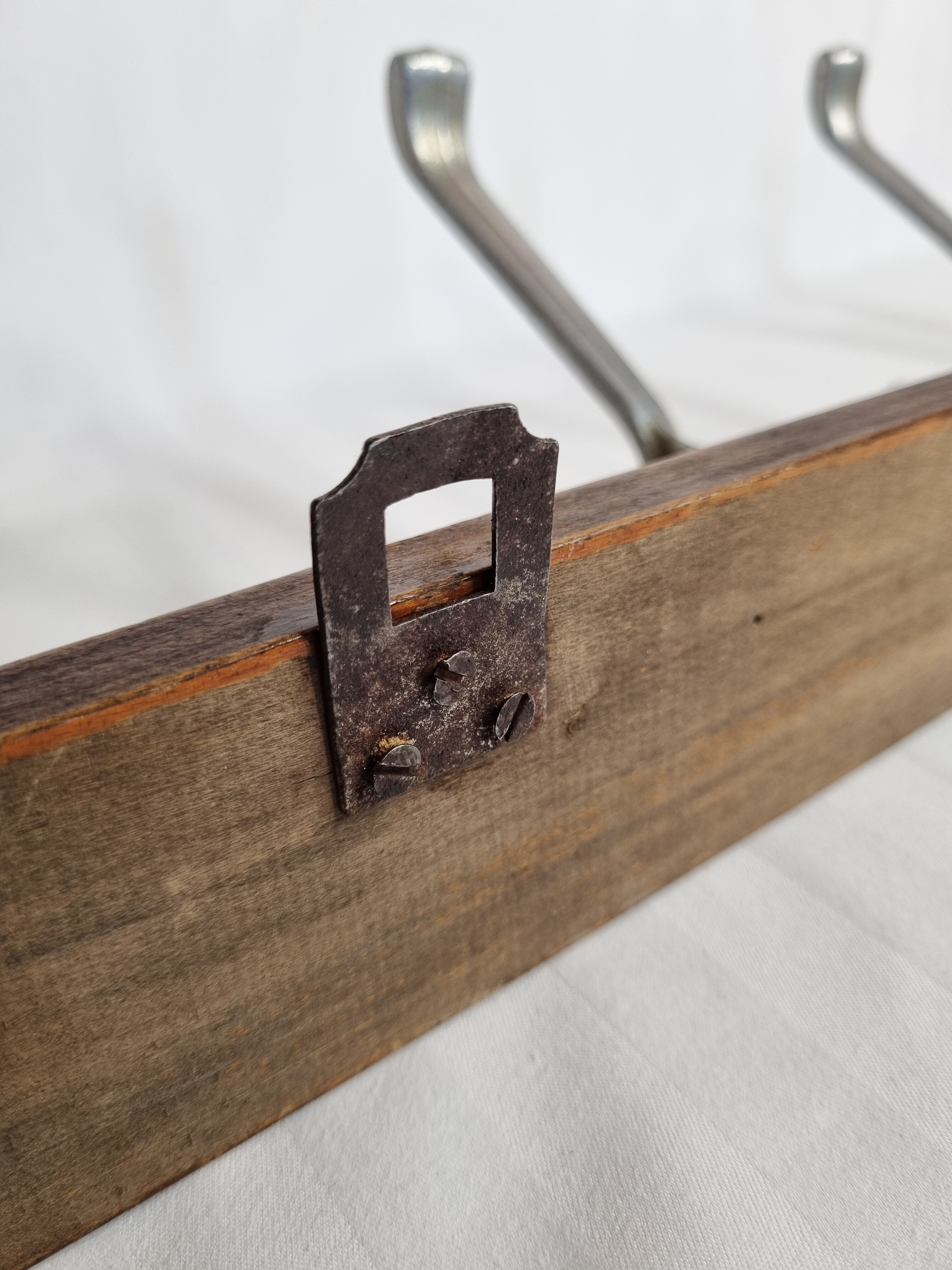 Wall rack "Art Deco" in cast aluminum and wood, 3 hooks, 54 cm