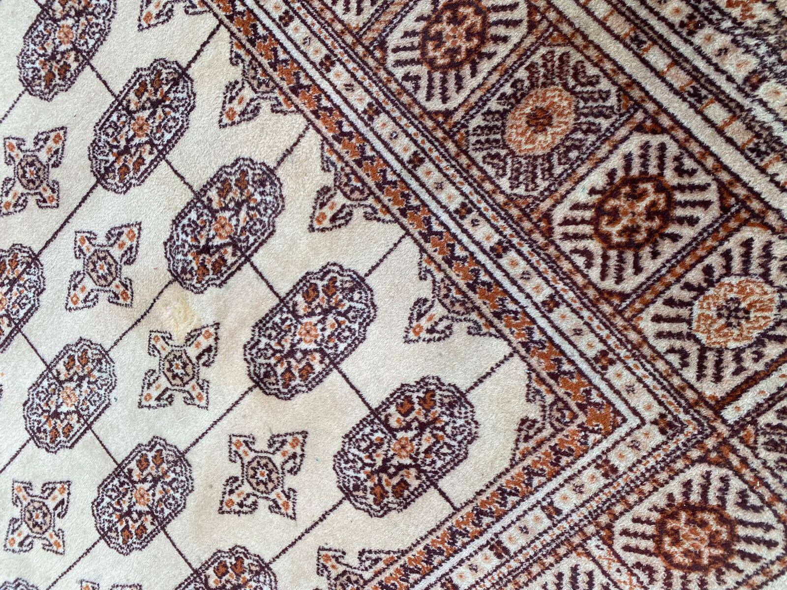 Beige Persian rug 200x300