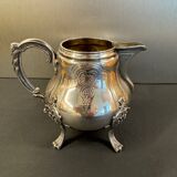 Pot à lait ancien en métal argenté – Style Rococo, décor ciselé, début