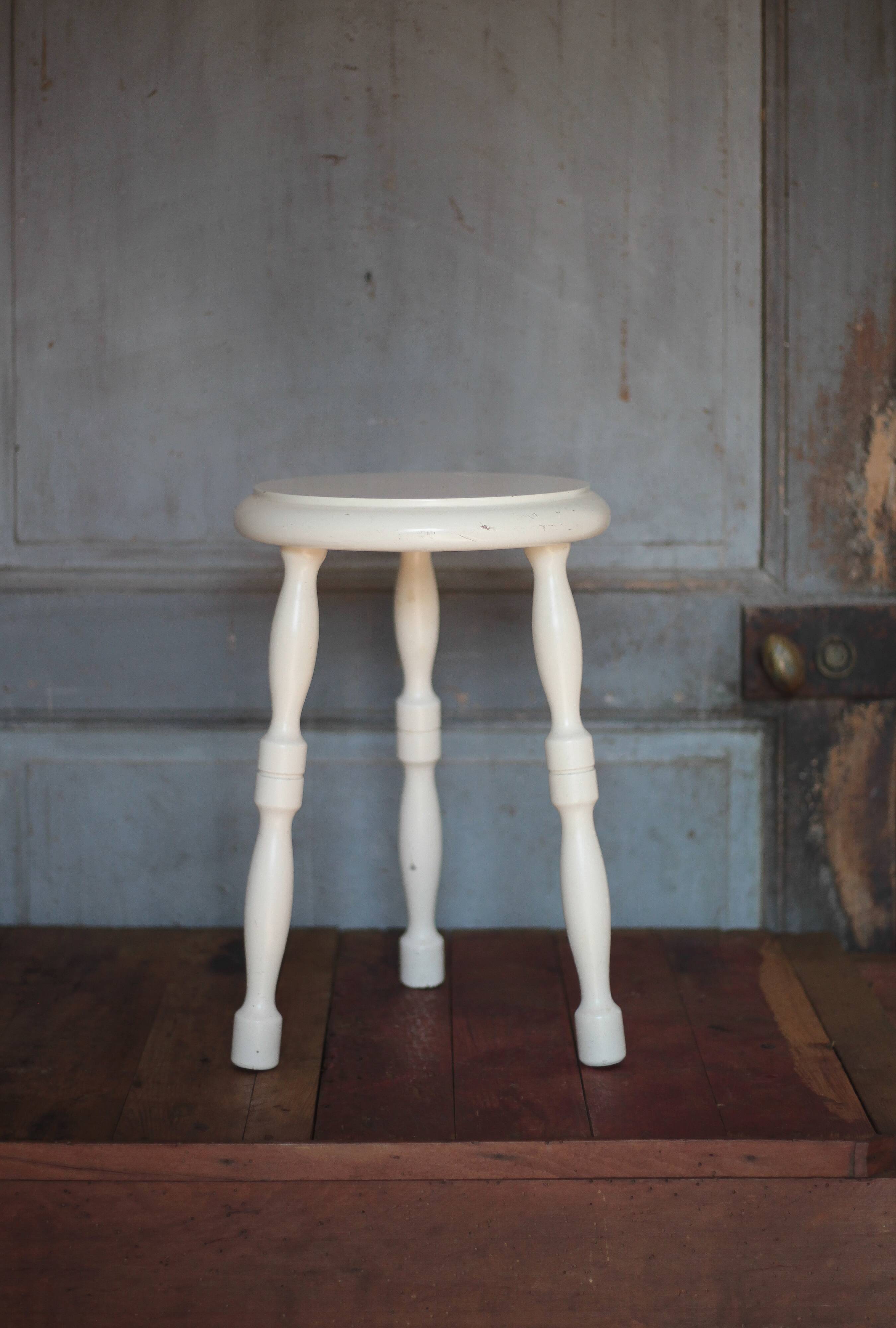Tabouret vintage, tabouret bois teinte blanc, tabouret d'appoint