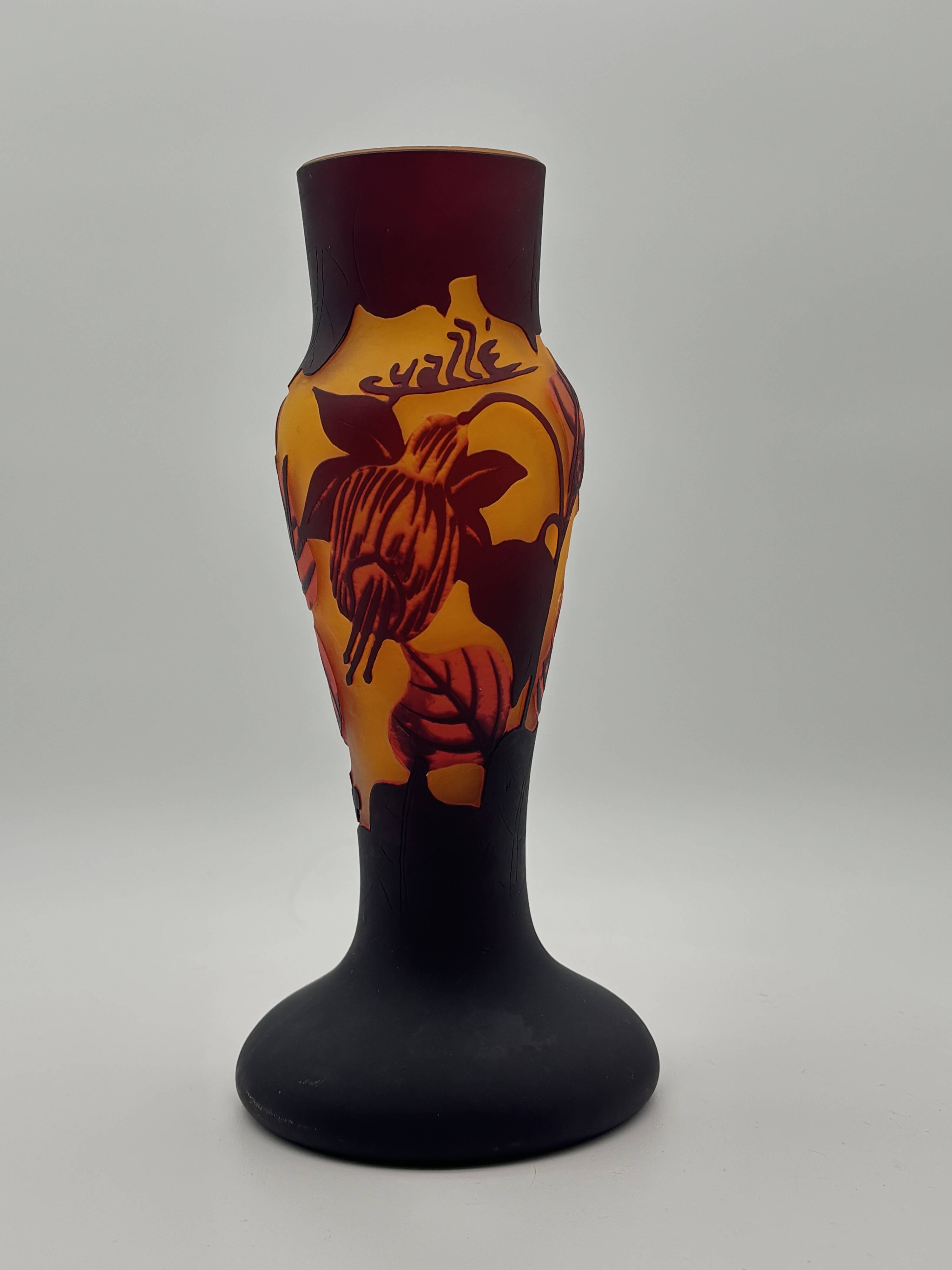 Gallé style vase in multilayer glass - Leaf decoration - Marked "TIP"