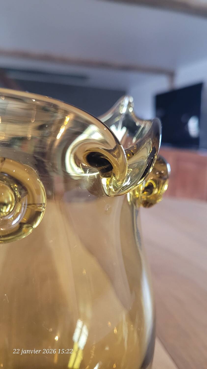 Amber glass vase design - owl shape