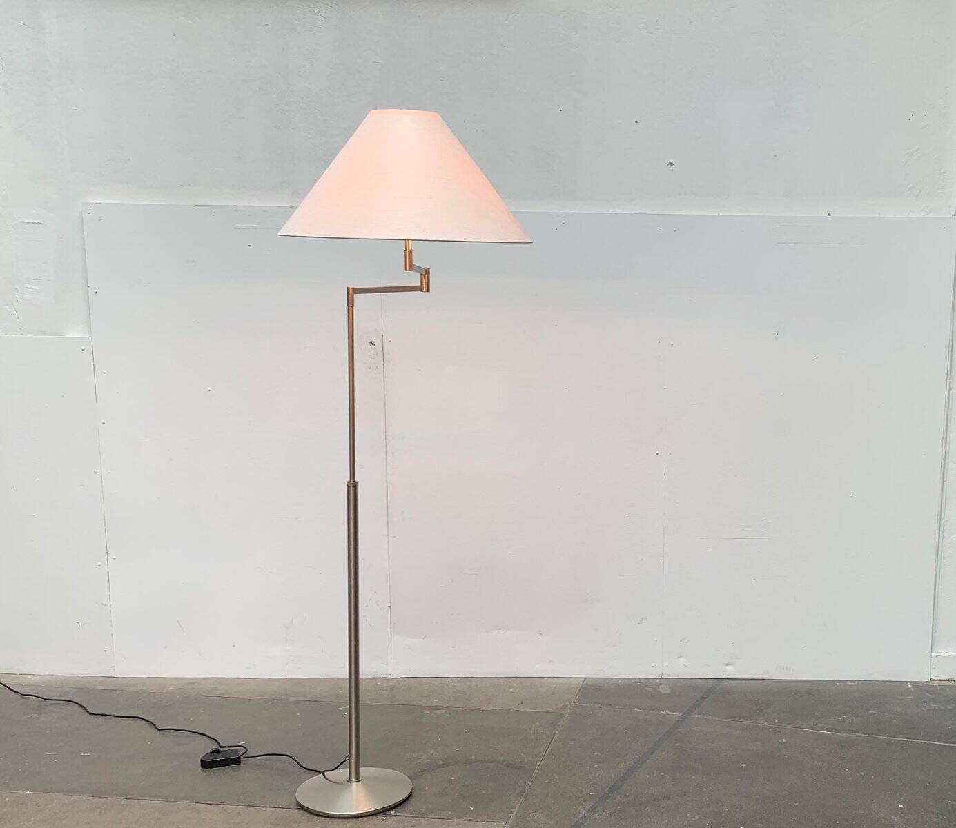 Adjustable floor lamp