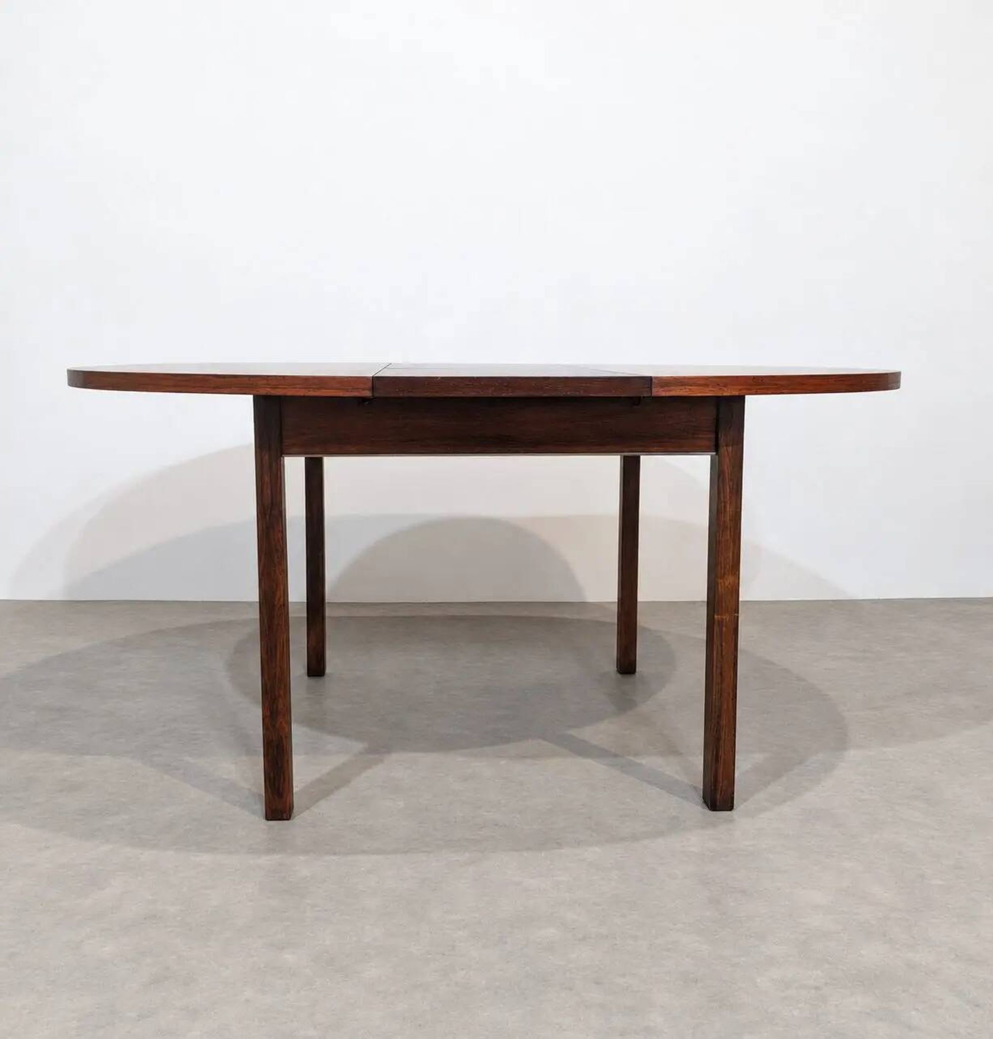 Extendable round rosewood dining table