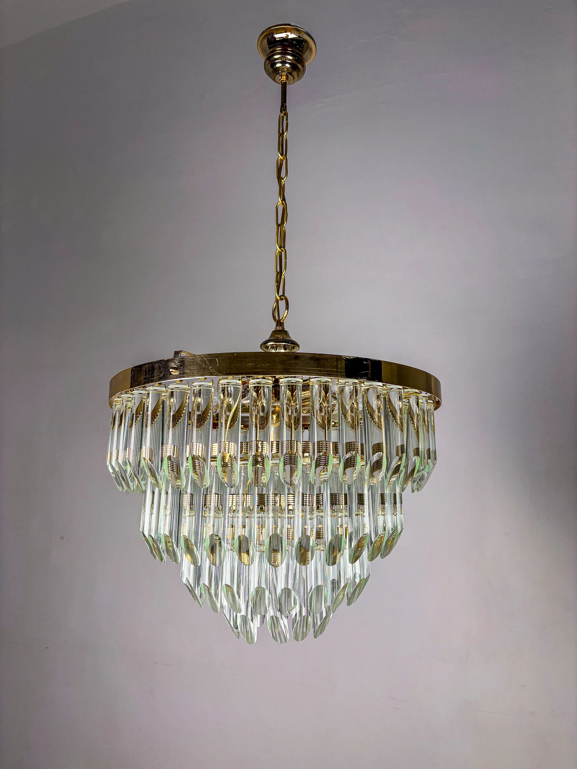 Lustre en verre taillé Murano à quatre niveaux par Venini, Italie, années 1970.