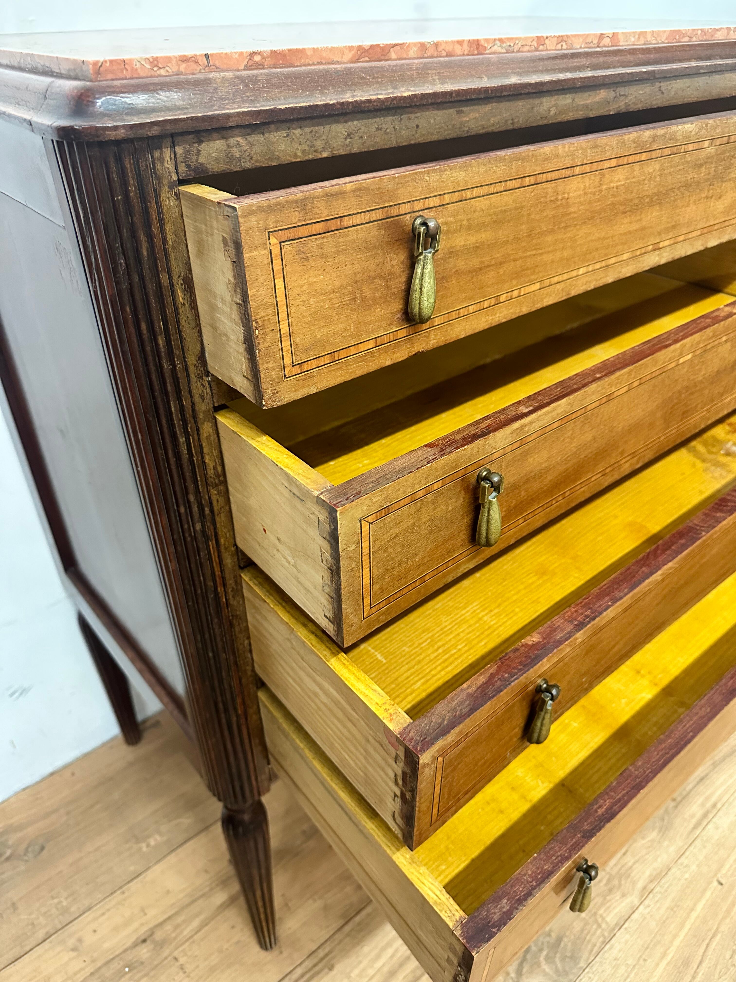 Commode de style louis XVI