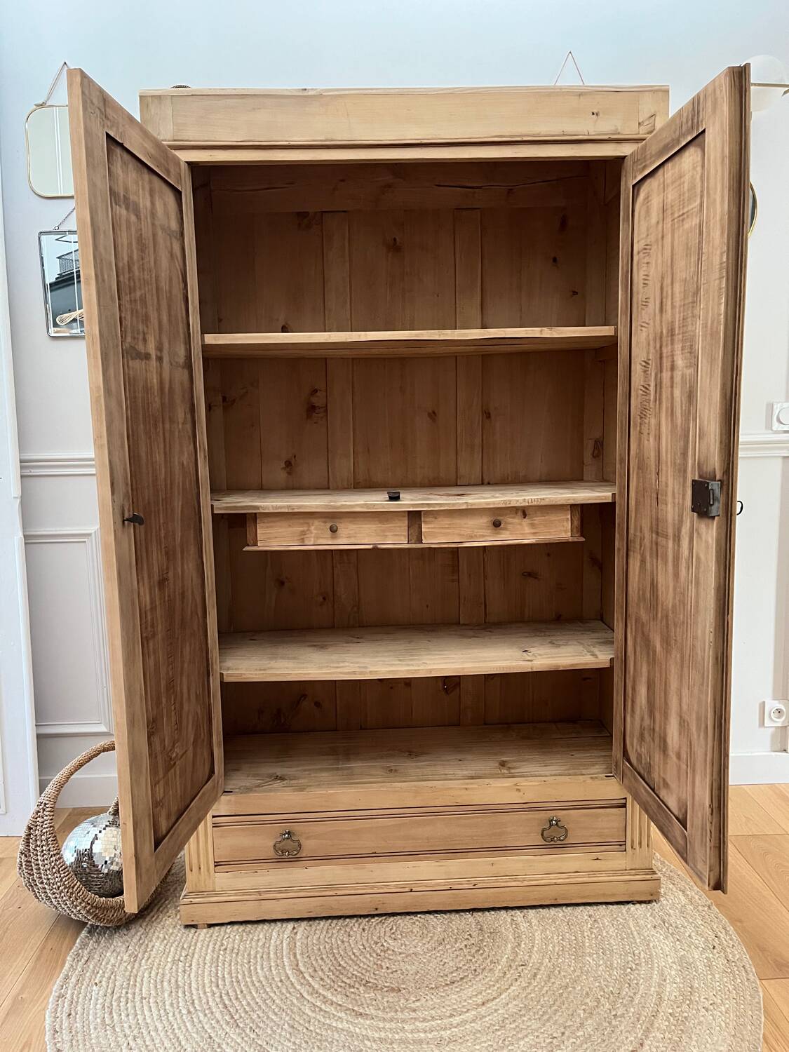 Armoire parisienne