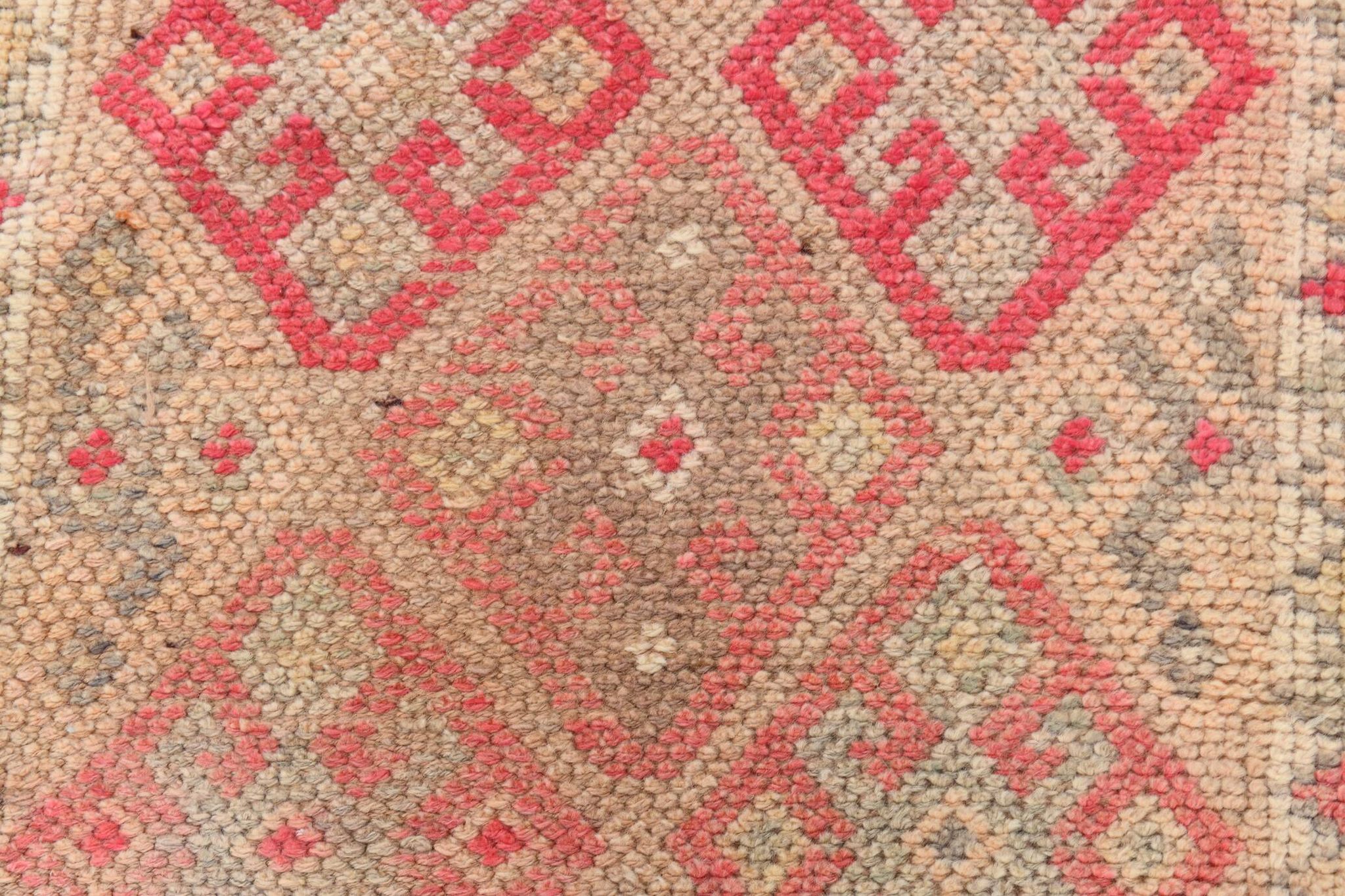 Vintage Runner Kilim, Tons Rose et Beige, Motifs Anatoliens Géométriques