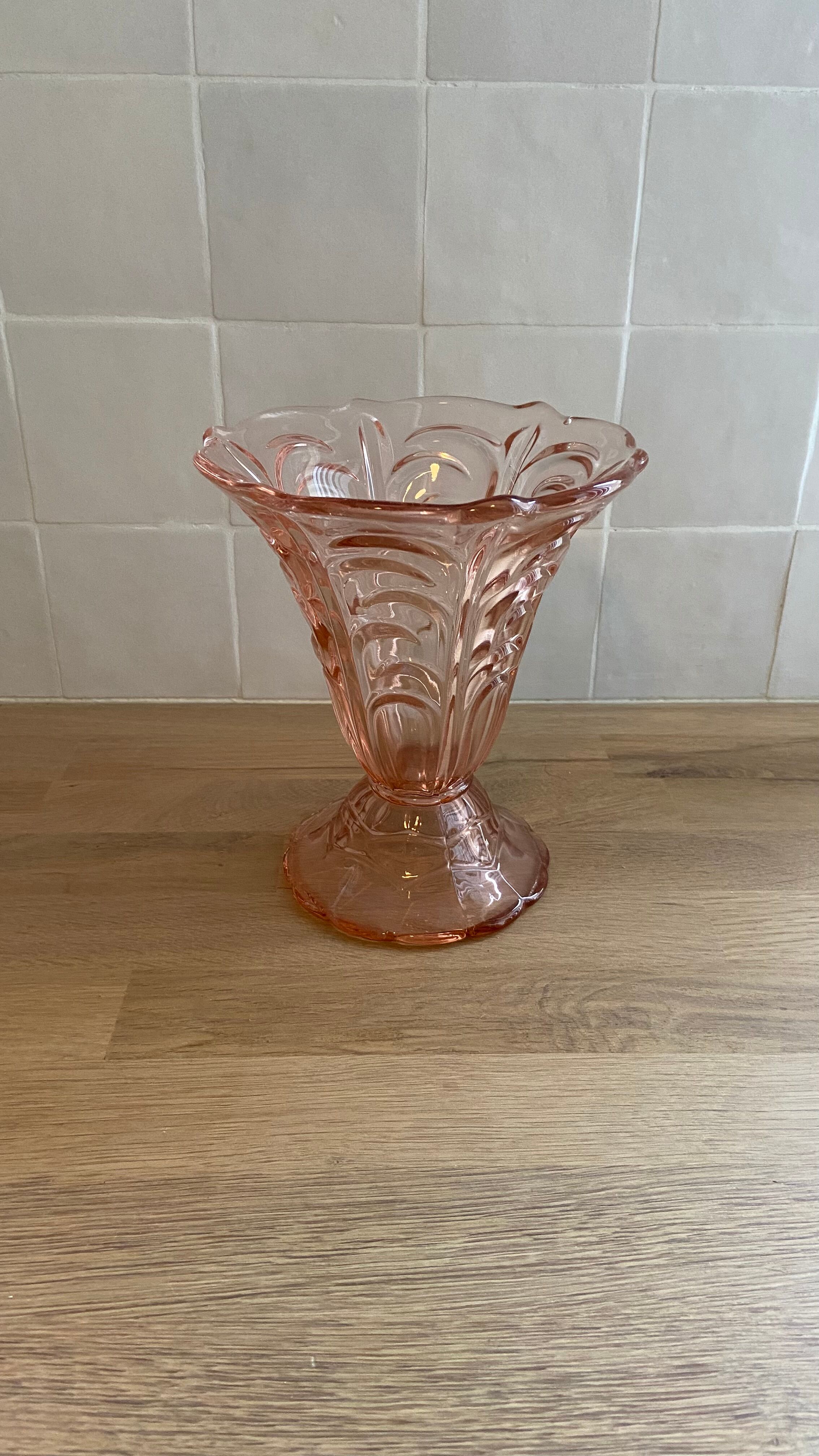 Pop-up Christmas 2022 - Vintage Pink Glass Vase Molded 1960