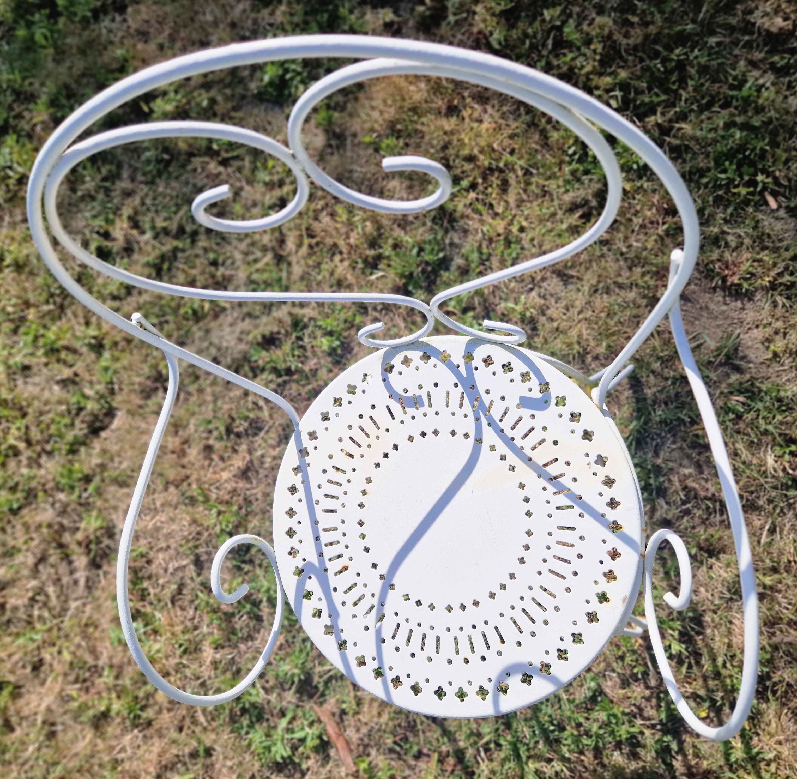 Table ronde de jardin et ses 4 chaises en métal