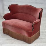 Canapé danois 2 places des années 1950, velours d'ameublement rose saumon, bois de frêne.