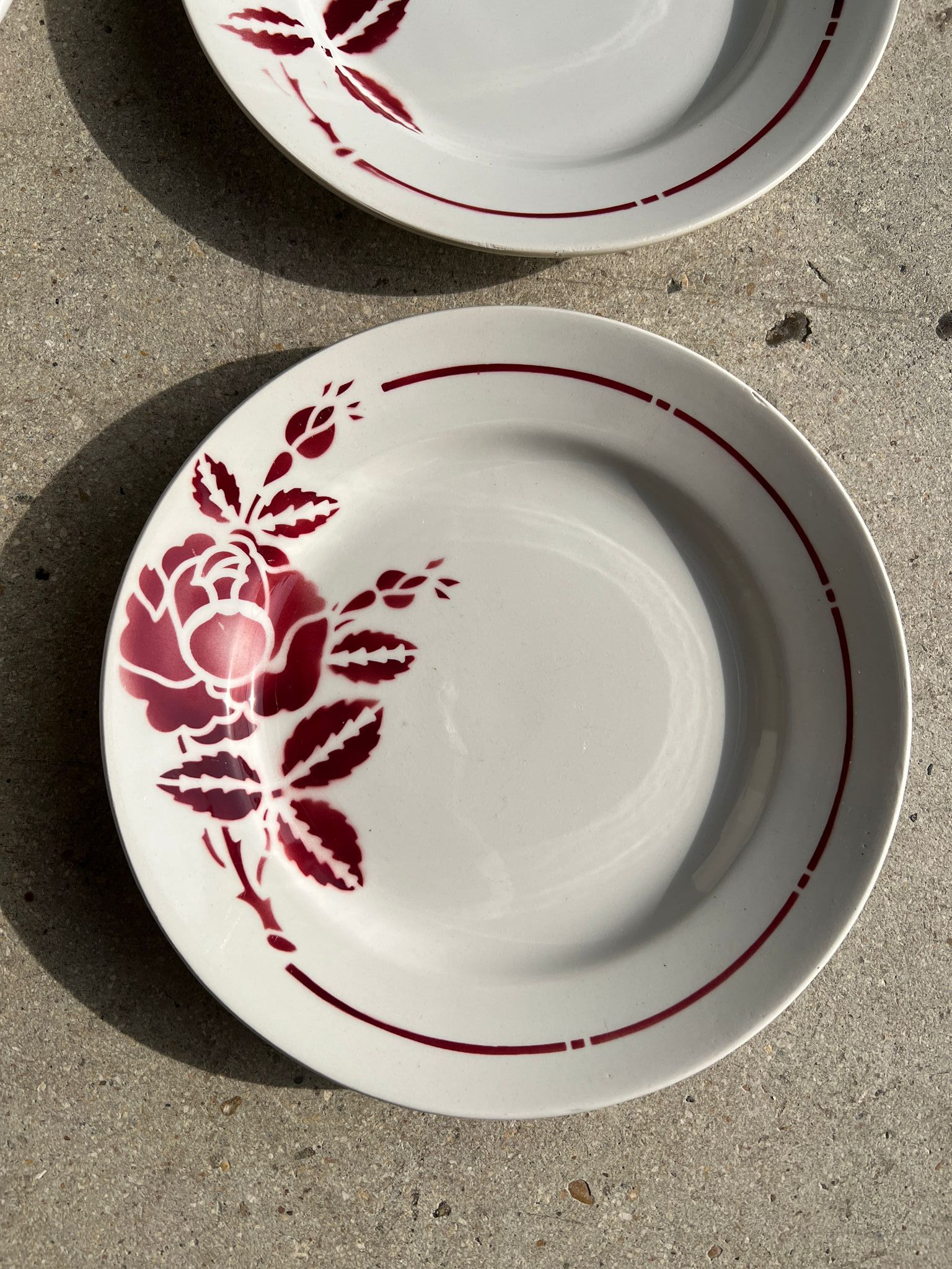 Set of 4 plates Sylvain Moulins des Loups burgundy rose decoration