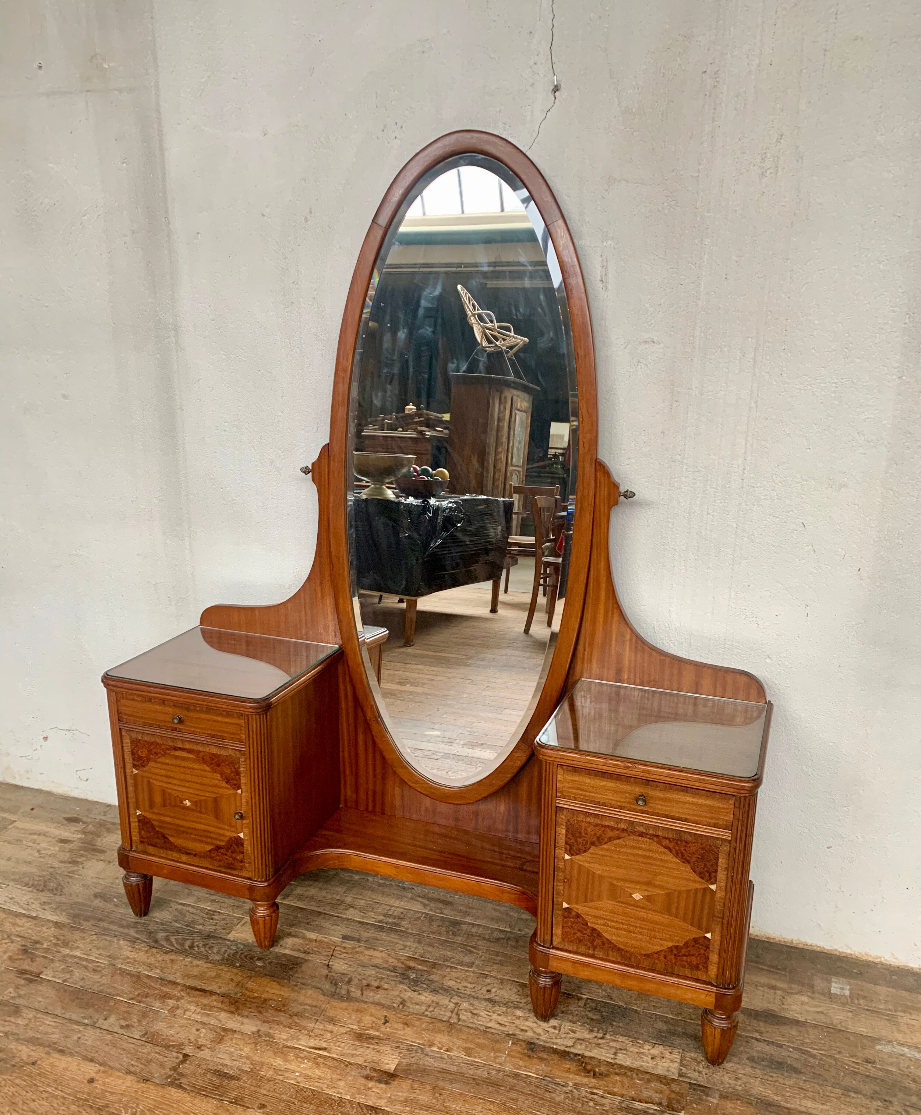 Hairdresser Art Deco styke from the early 20th century in mahogany with marquetry and mother-of-pear details