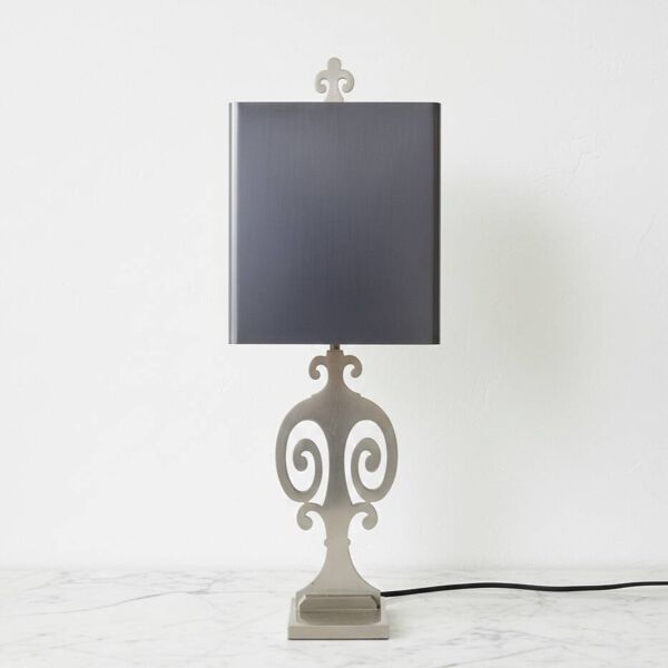 Lampe de table néoclassique en métal brossé, dans le goût Maison Charles