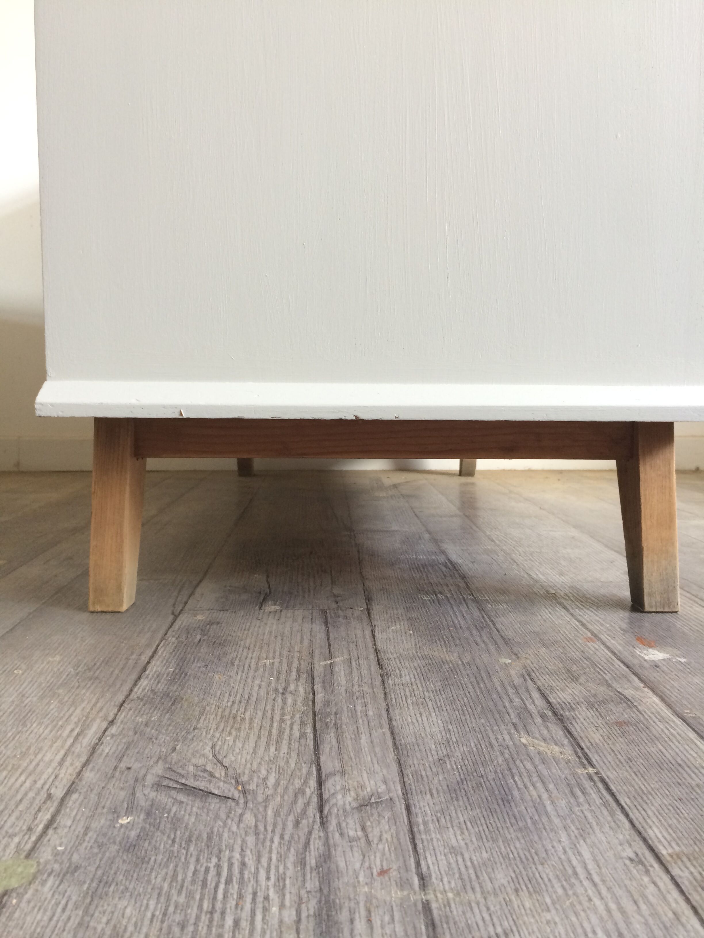 Commode pieds compas