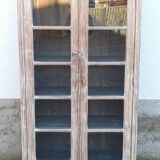 Armoire vitrée en bois ancien blanchi