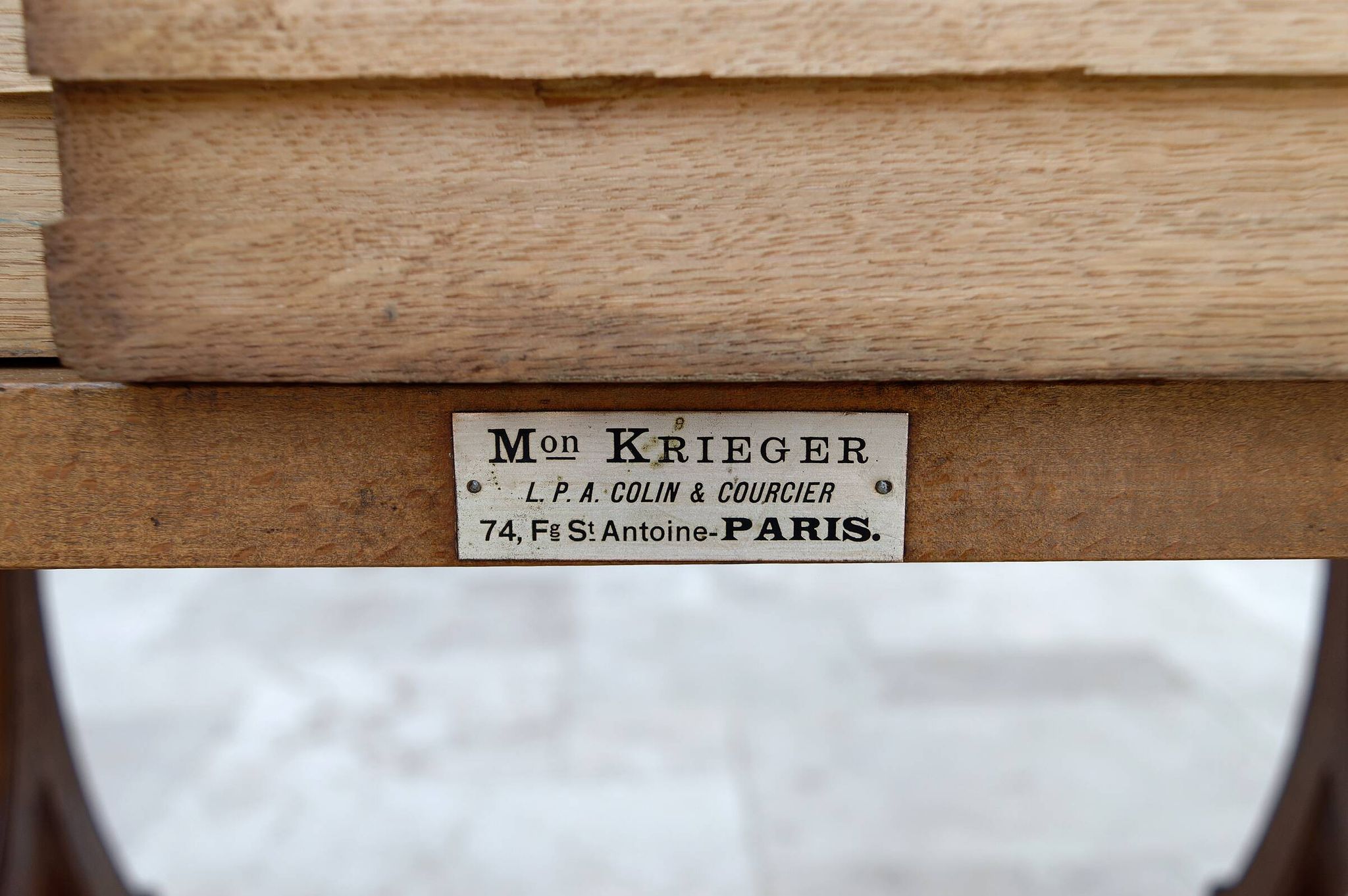 Dining room table by Maison Krieger, Art Nouveau, circa 1900, in solid oak