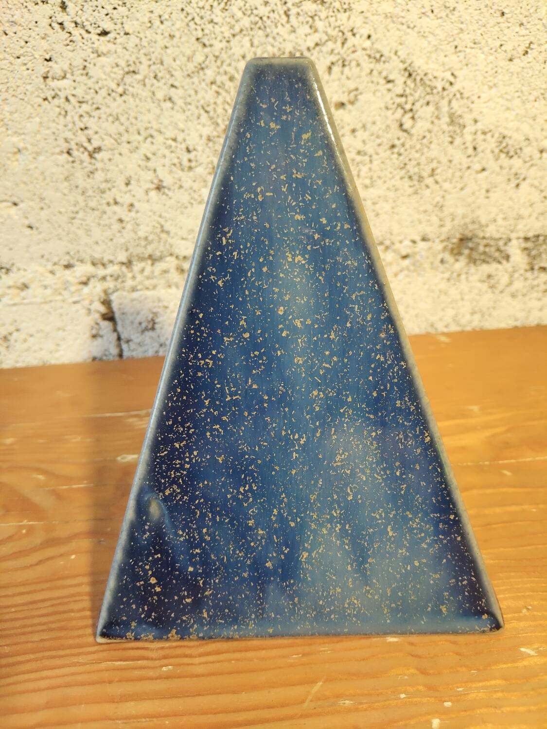 Soliflore pyramide en céramique émaillée bleu profond – pièce signée