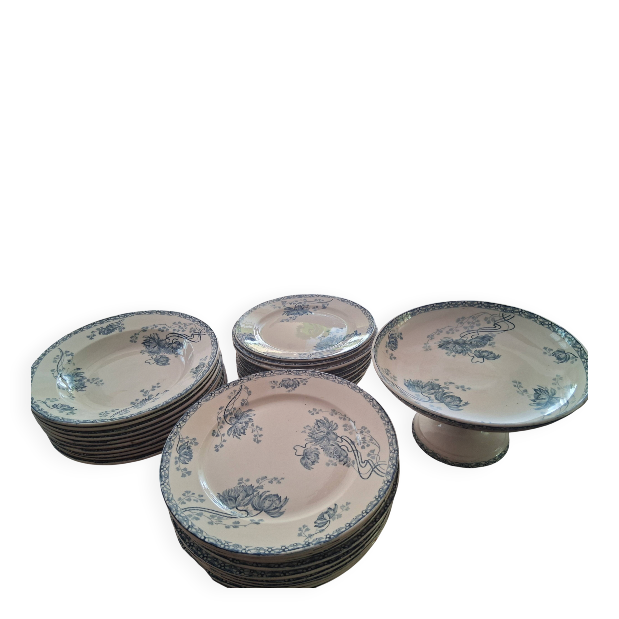 Service of 33 plates and compote dish Royat U&C Sarreguemines 1900 in blue ironstone.