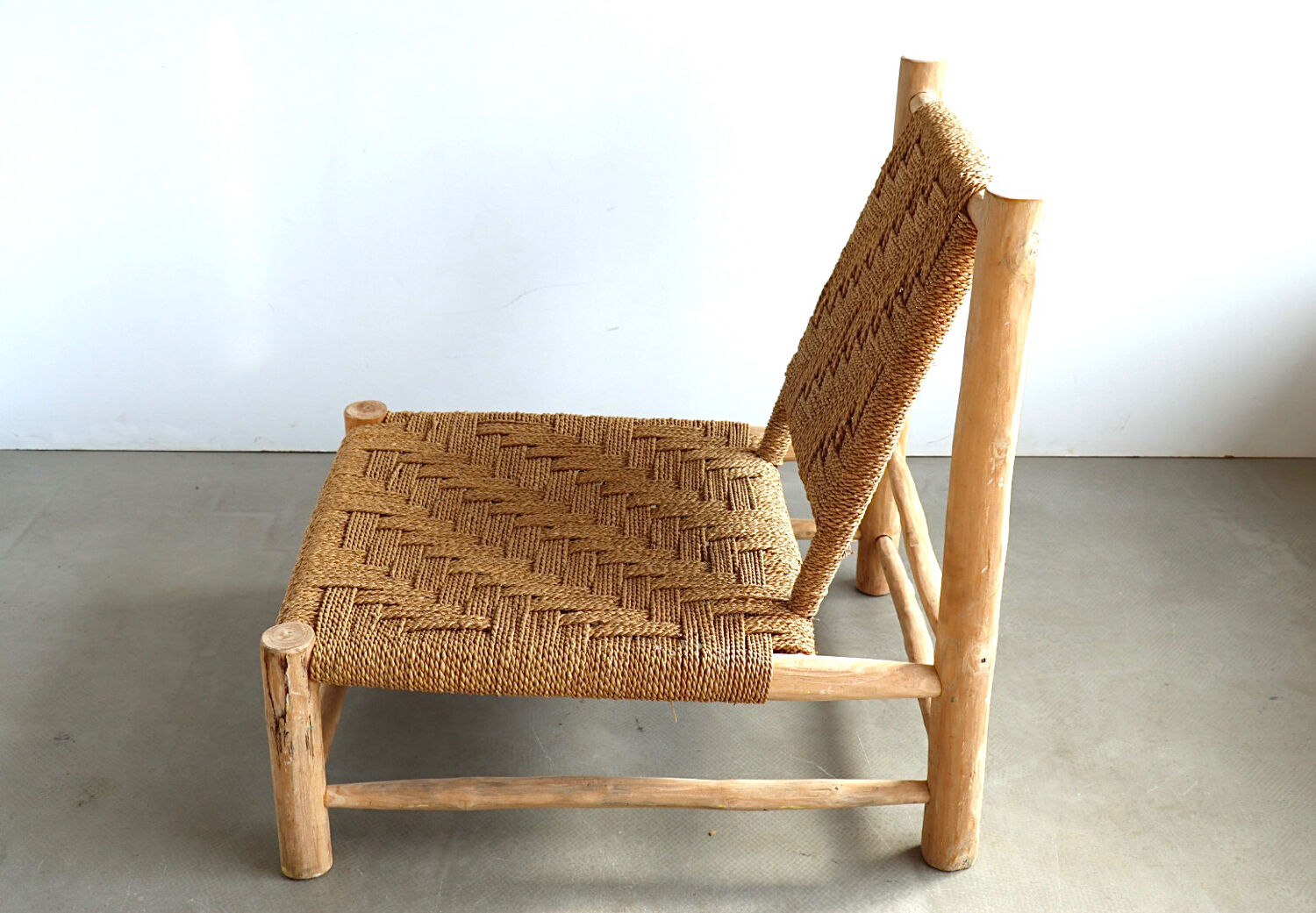 Low lounge chair in sisal rope and ash wood