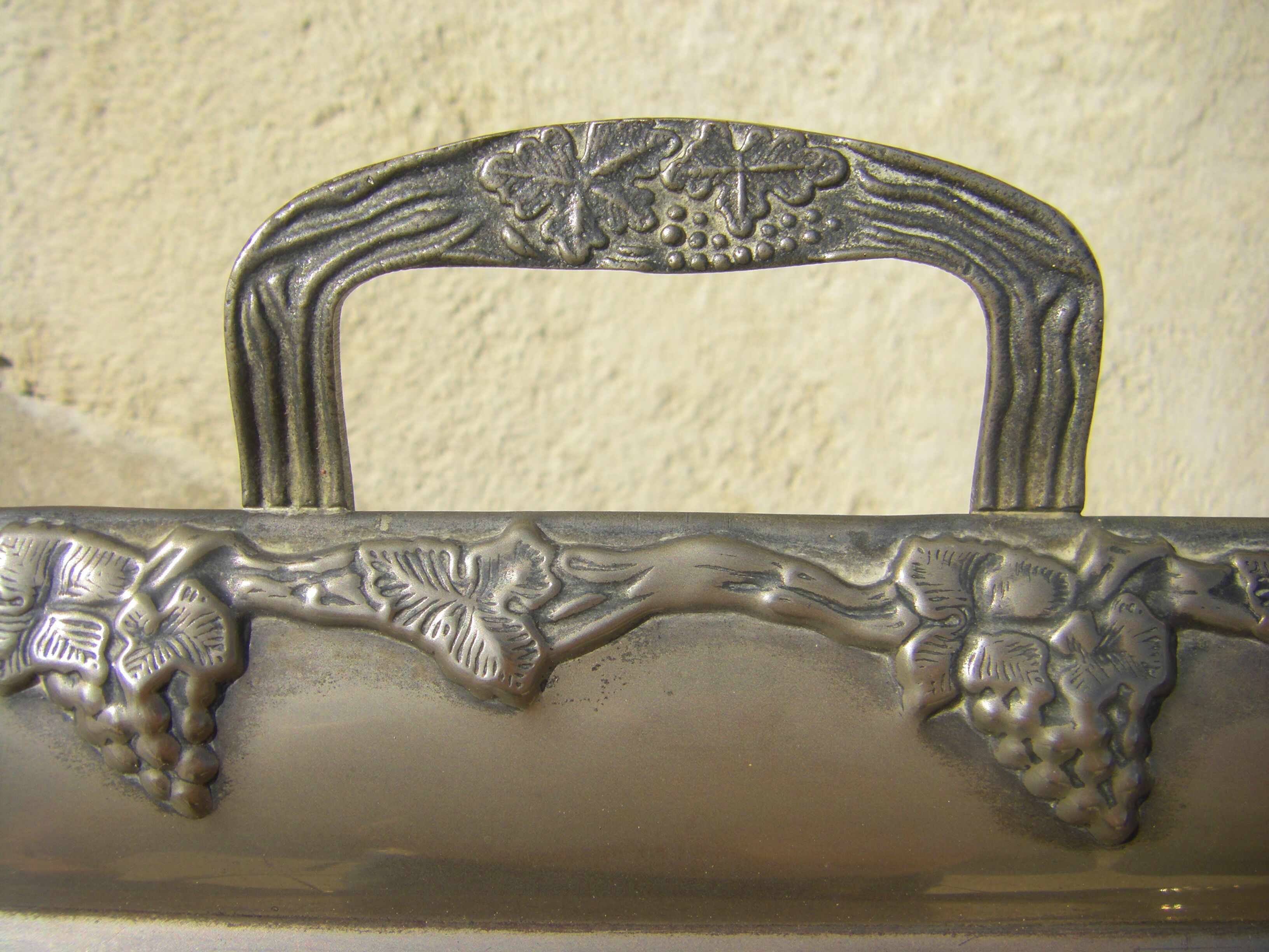 Plateau de service à décor de pampres de vigne