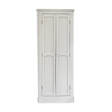 Corner cabinet in Parisian style