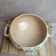 Grande soupière ancienne en terre de fer Creil et Montereau – Perruche