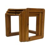 Ensemble vintage de trois tables d'appoint en pin, tables gigognes, années 1970