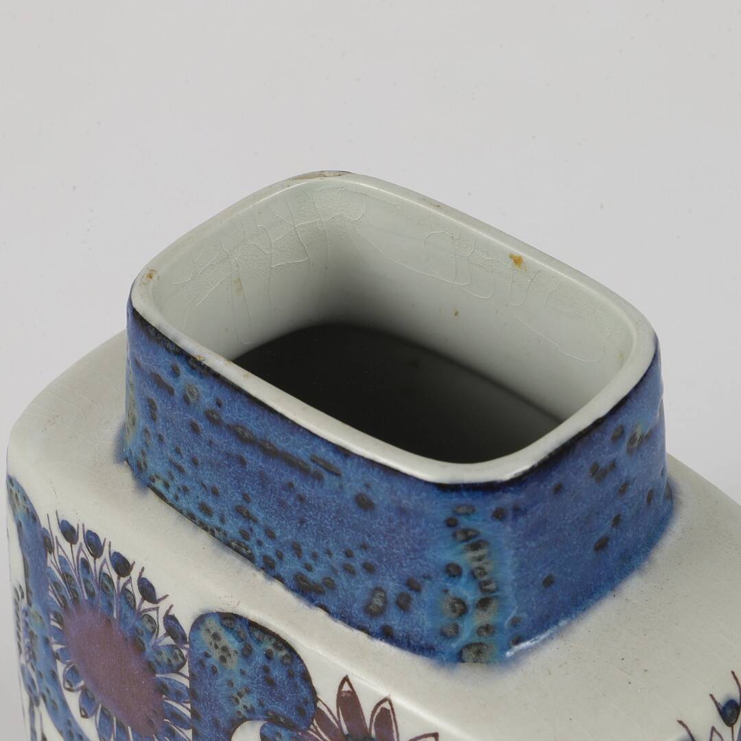 Vase en porcelaine danoise, Design de Berte Jessen, Royal Copenhagen 1969.