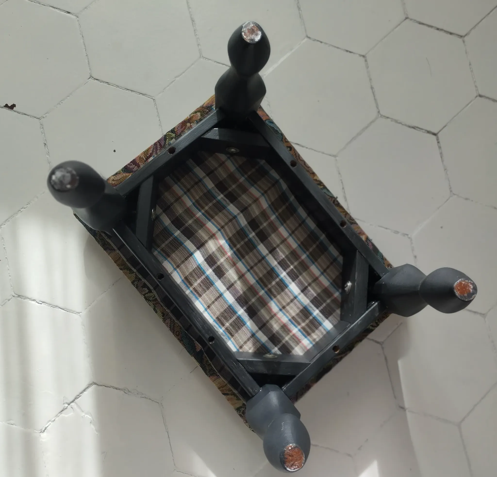 Petit ottoman repose-pied tapisserie vintage.