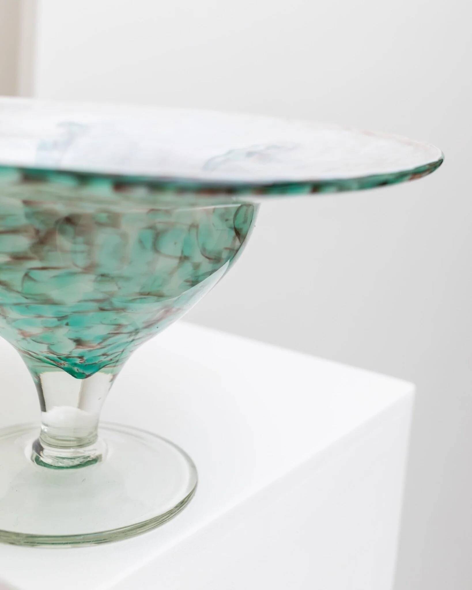 Bol en verre turquoise sur pied par Hans Jürgen Richartz (Solingen) - Vintage années 1970, art en verre moderne du milieu du siècle.