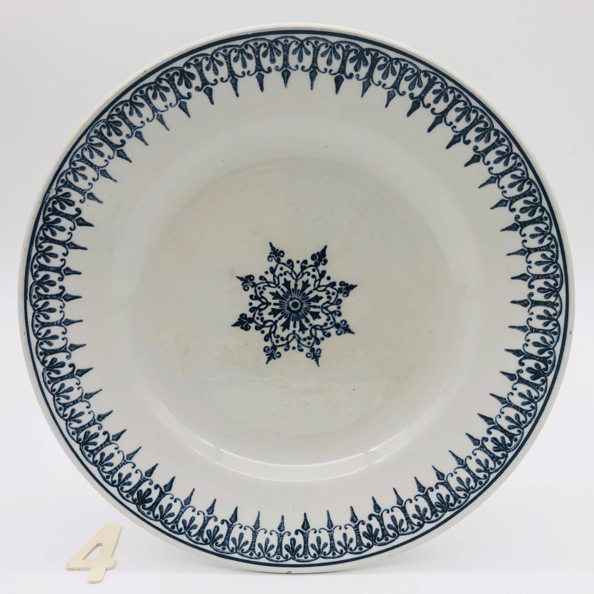 Série de 6 assiettes plates dépareillées.