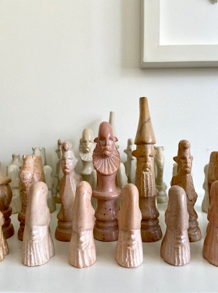 32 stone chess pieces